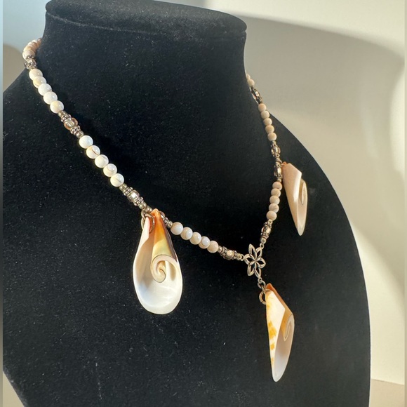 Gorgeous 16” Seashell Necklace with Clear, white and silver beads. (D-N) - Picture 5 of 6